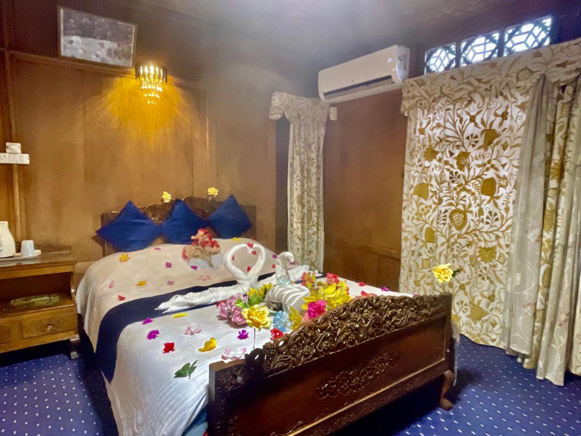New Sea Palace Houseboats Srinagar  Bagian luar foto
