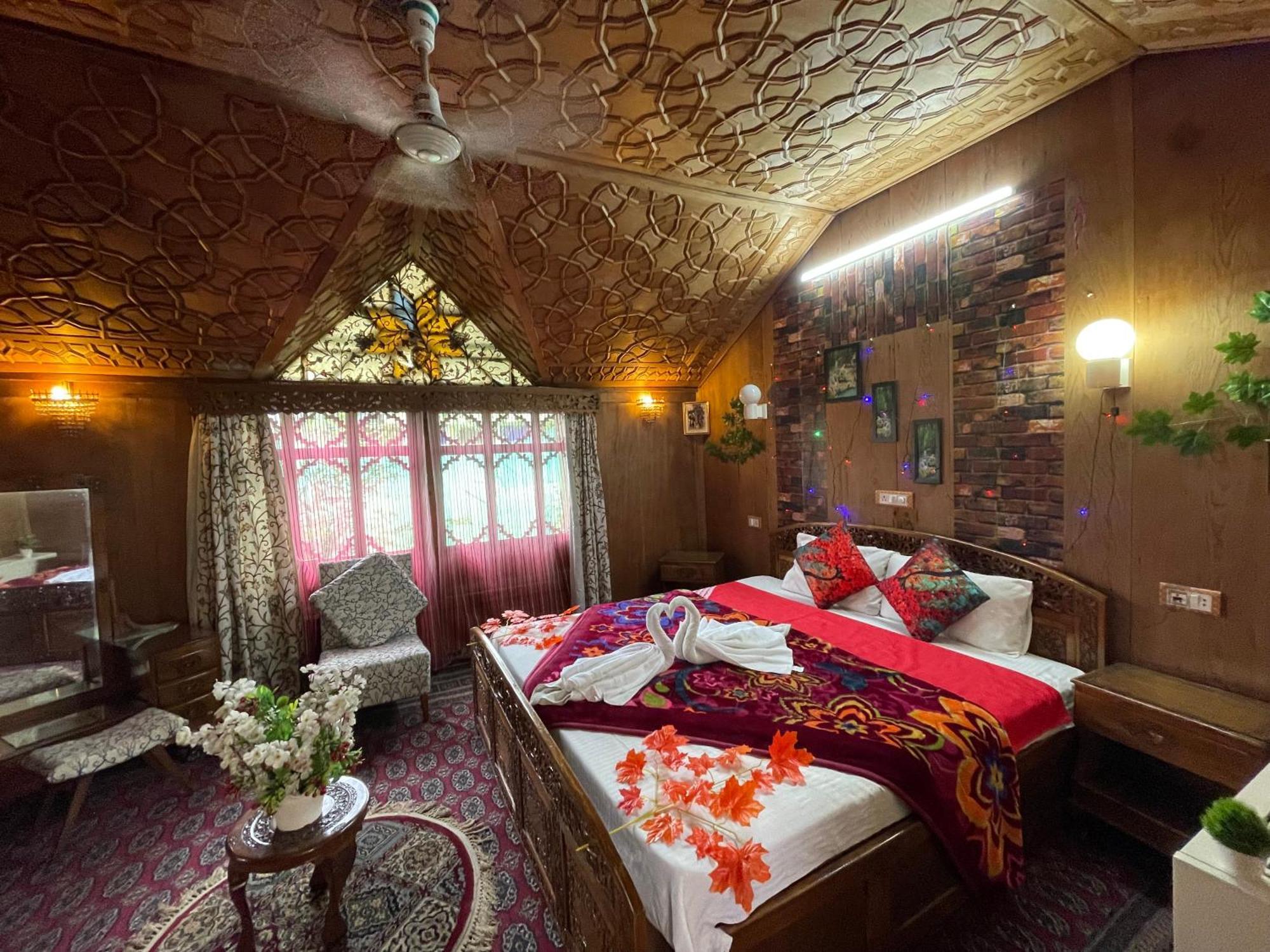 New Sea Palace Houseboats Srinagar  Bagian luar foto