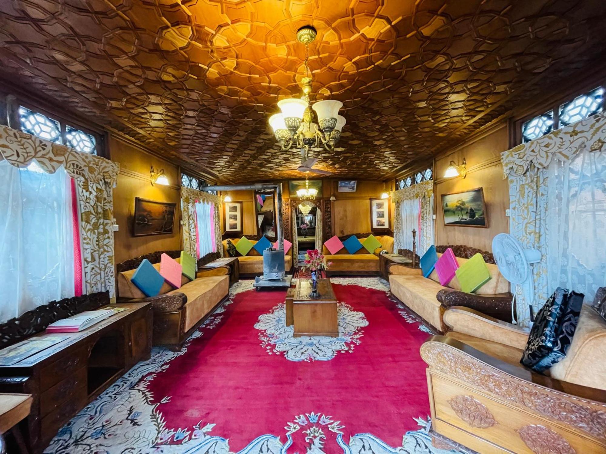 New Sea Palace Houseboats Srinagar  Bagian luar foto