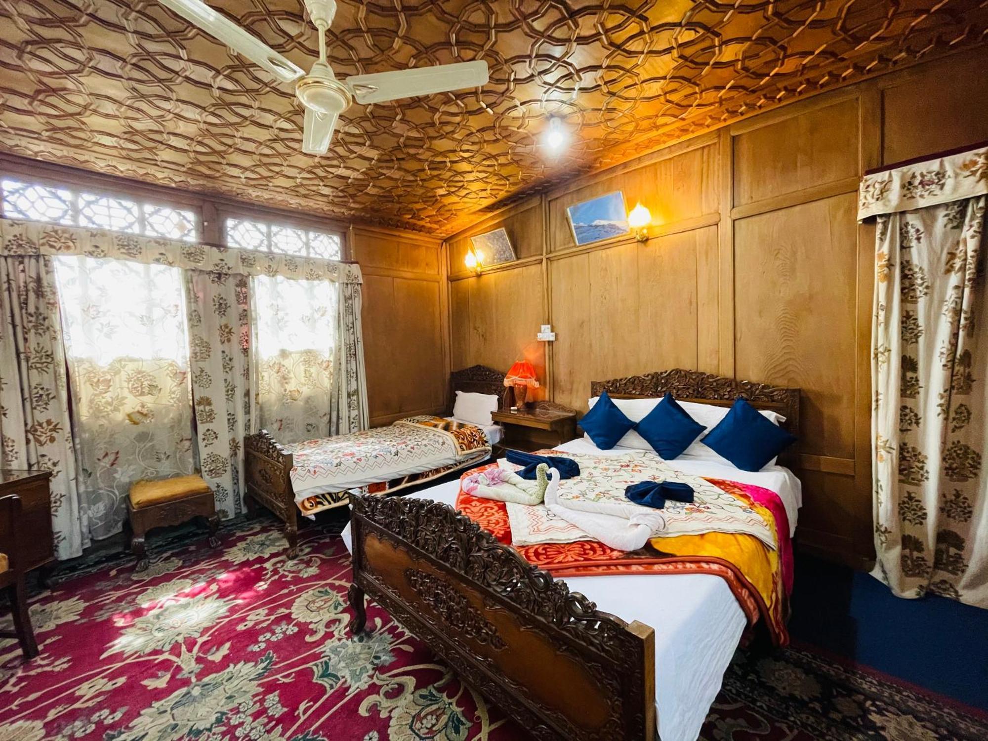 New Sea Palace Houseboats Srinagar  Bagian luar foto