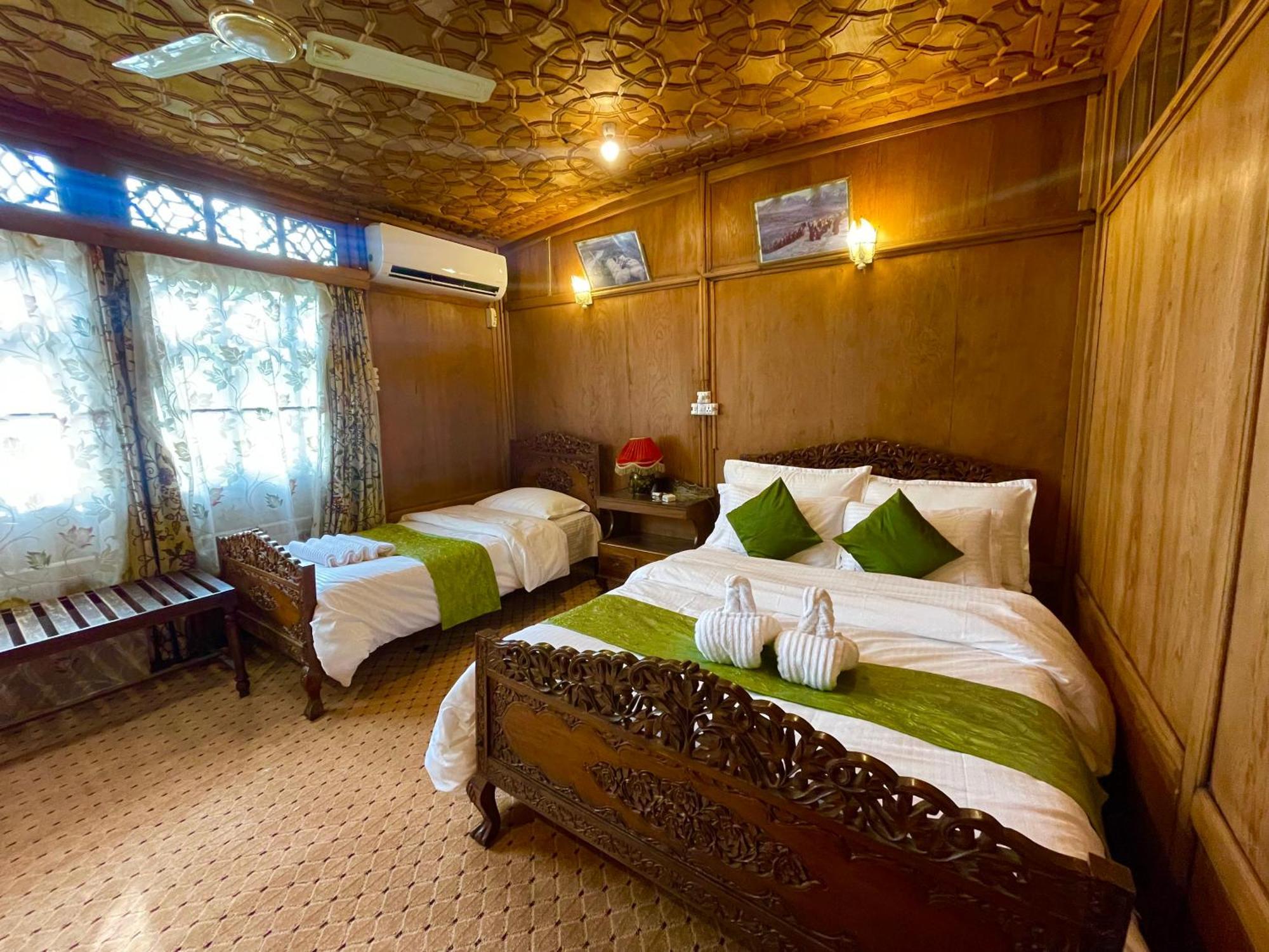New Sea Palace Houseboats Srinagar  Bagian luar foto