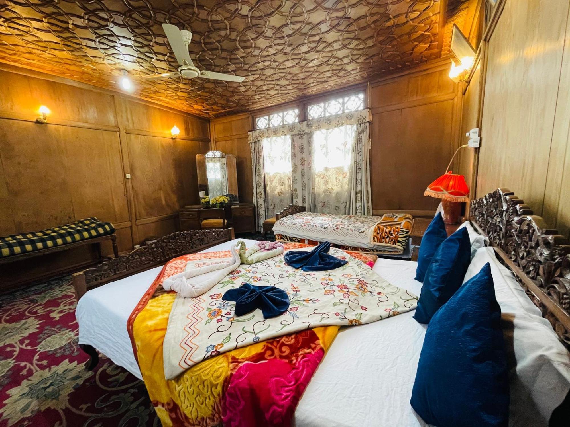 New Sea Palace Houseboats Srinagar  Bagian luar foto
