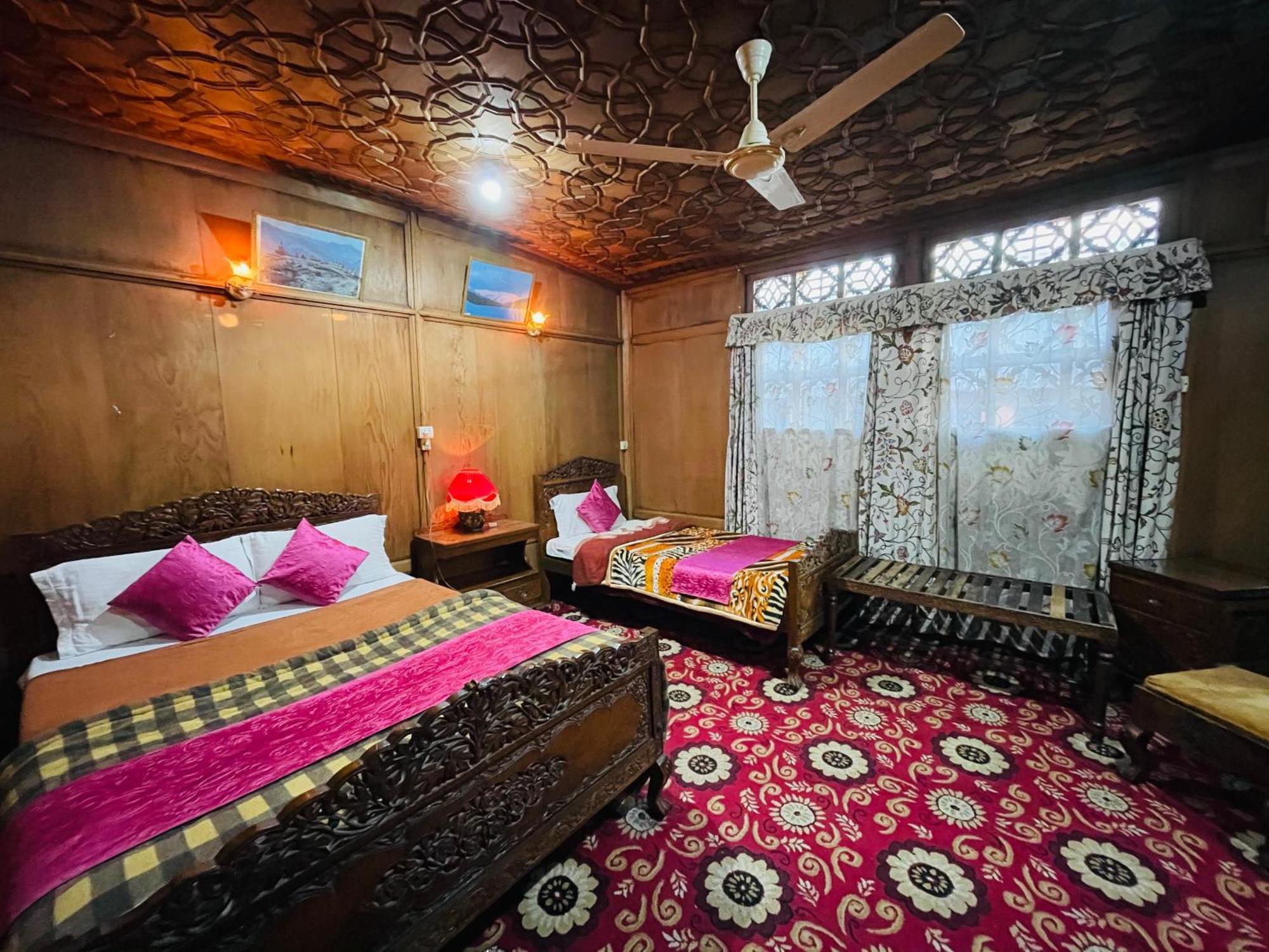 New Sea Palace Houseboats Srinagar  Bagian luar foto