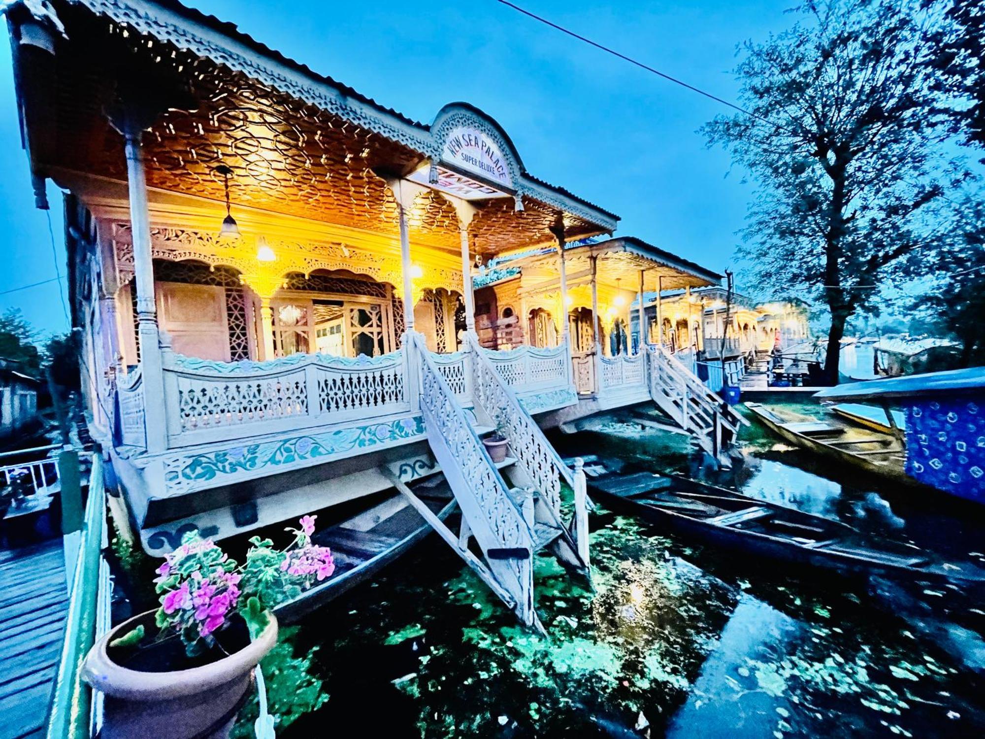 New Sea Palace Houseboats Srinagar  Bagian luar foto