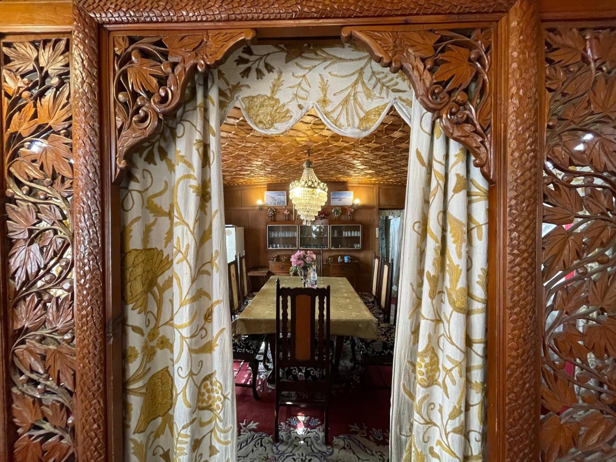 New Sea Palace Houseboats Srinagar  Bagian luar foto