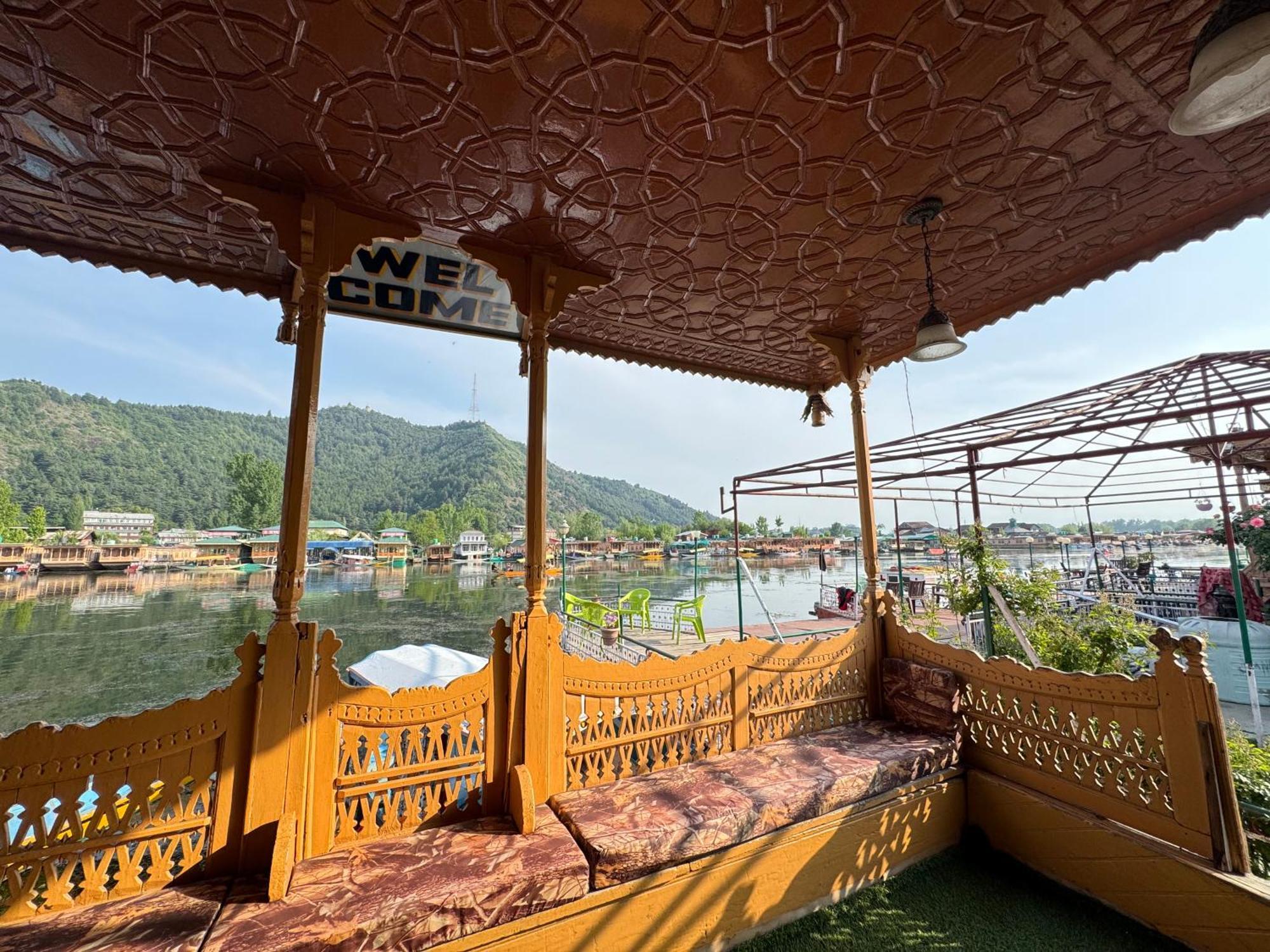 New Sea Palace Houseboats Srinagar  Bagian luar foto