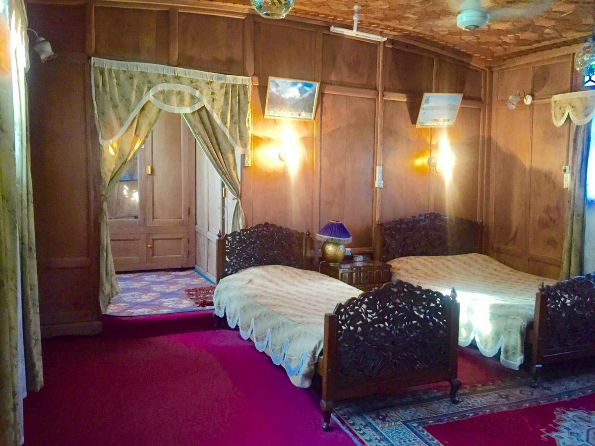 New Sea Palace Houseboats Srinagar  Bagian luar foto