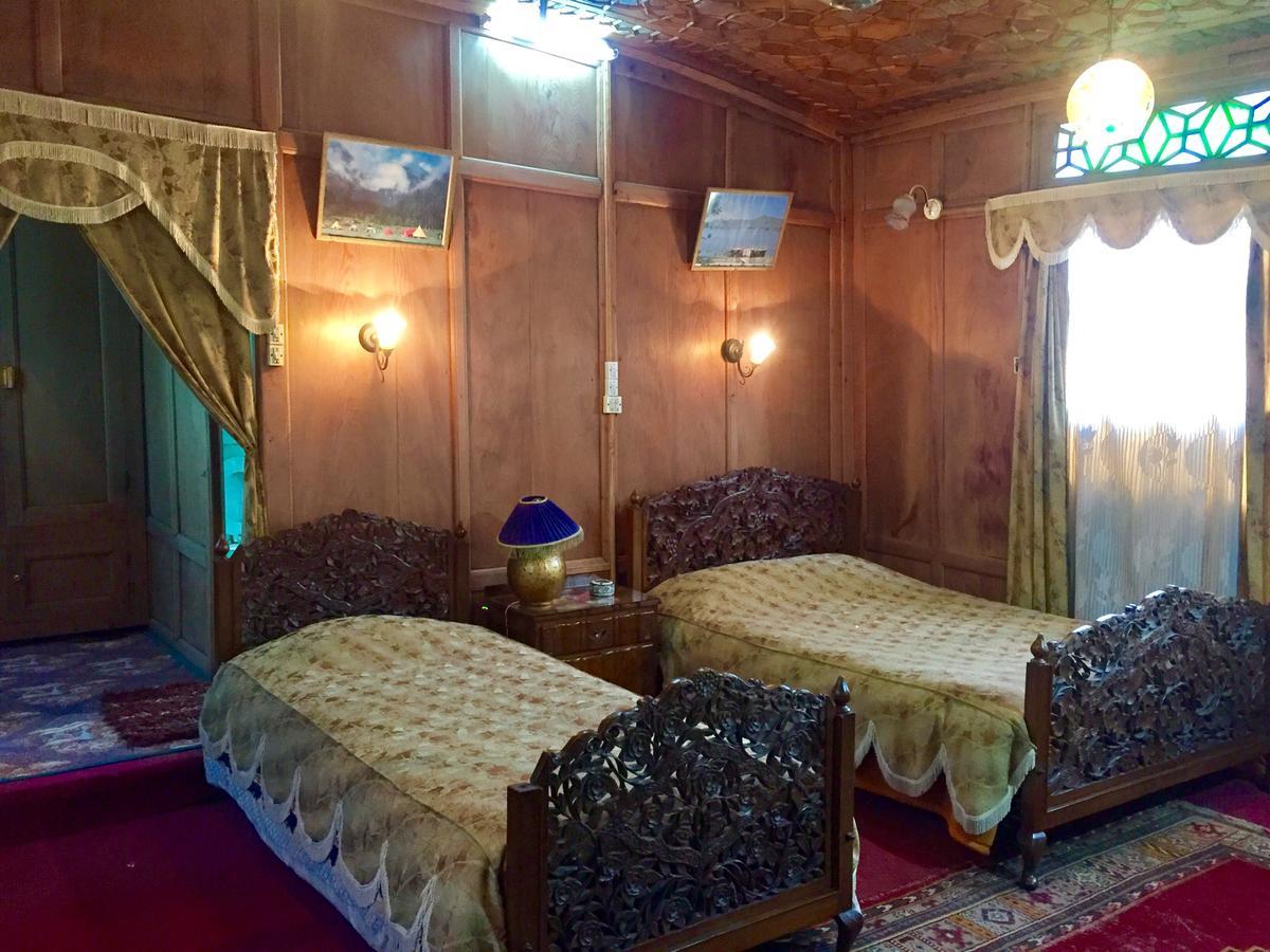 New Sea Palace Houseboats Srinagar  Bagian luar foto