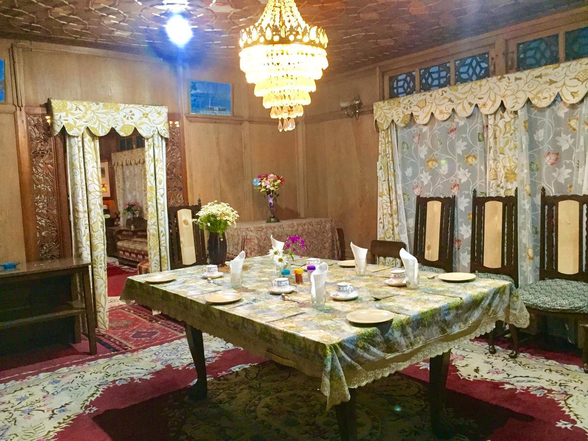 New Sea Palace Houseboats Srinagar  Bagian luar foto
