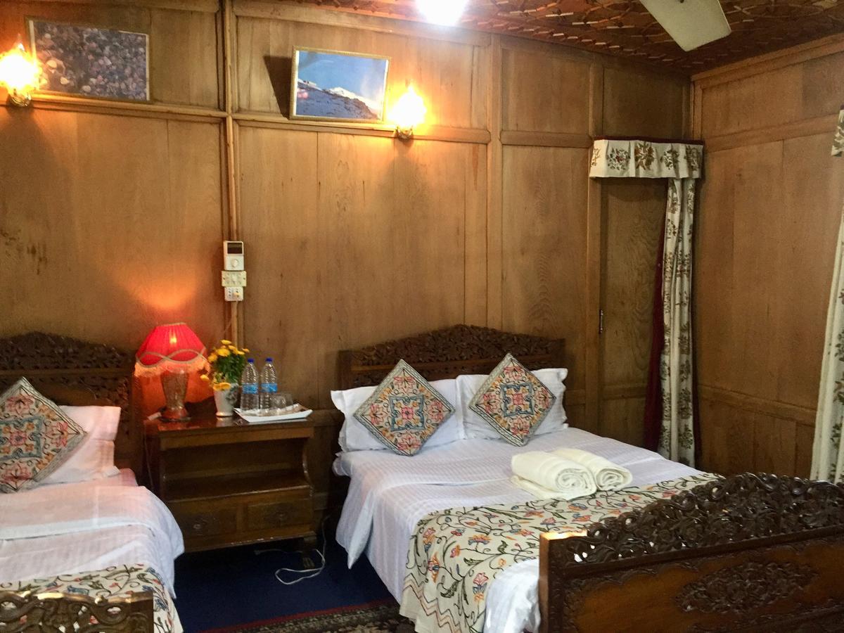 New Sea Palace Houseboats Srinagar  Bagian luar foto
