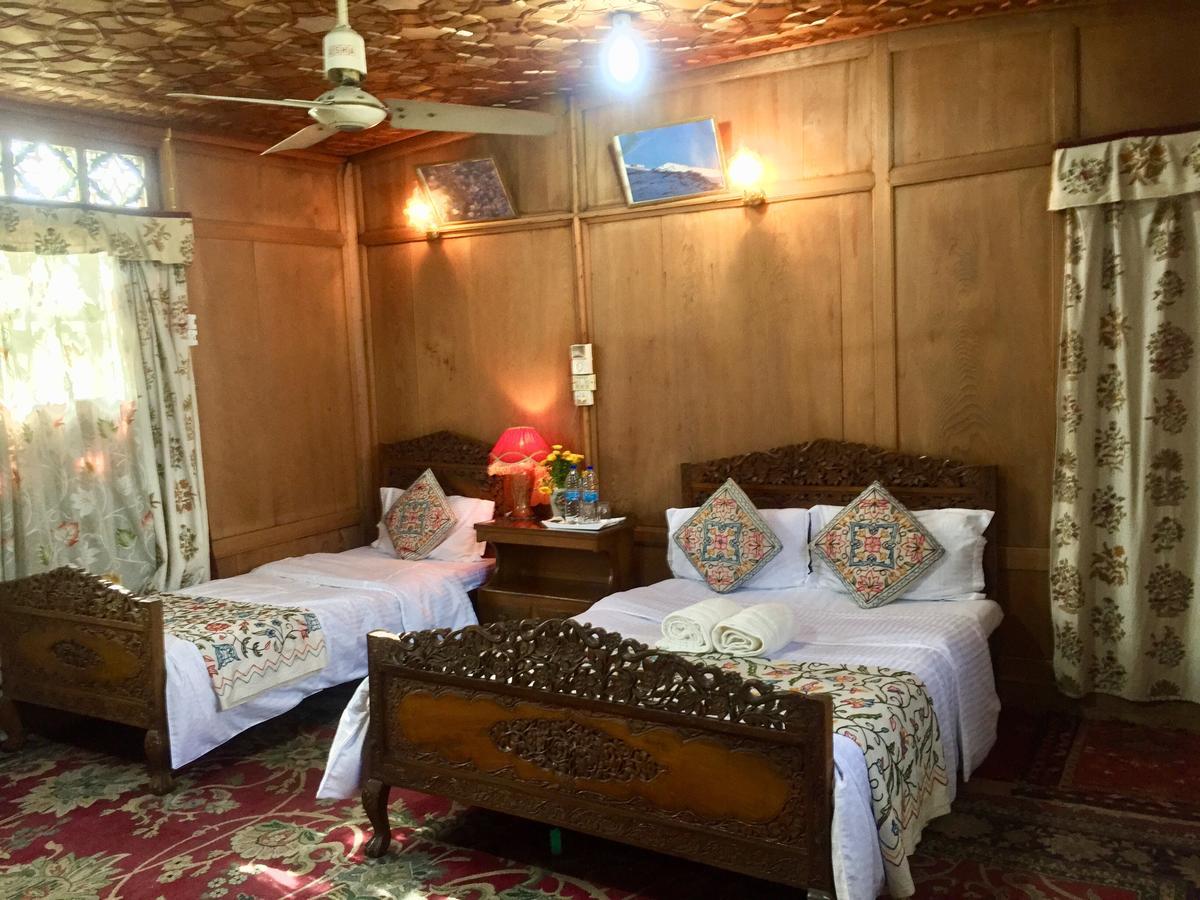 New Sea Palace Houseboats Srinagar  Bagian luar foto