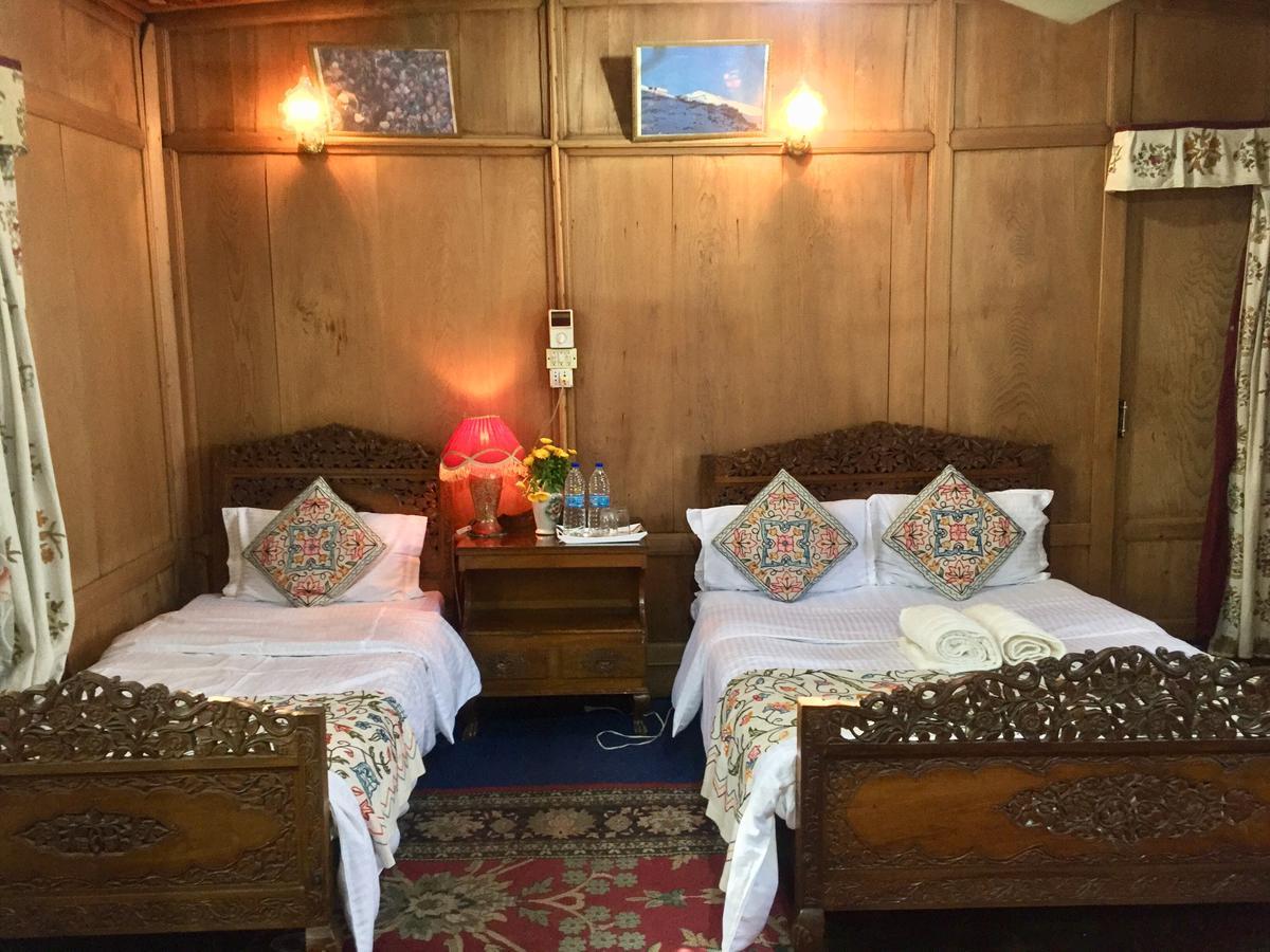 New Sea Palace Houseboats Srinagar  Bagian luar foto