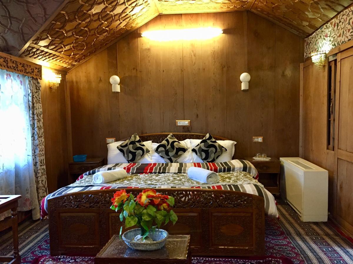 New Sea Palace Houseboats Srinagar  Bagian luar foto