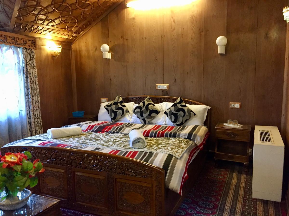 New Sea Palace Houseboats Srinagar  Bagian luar foto