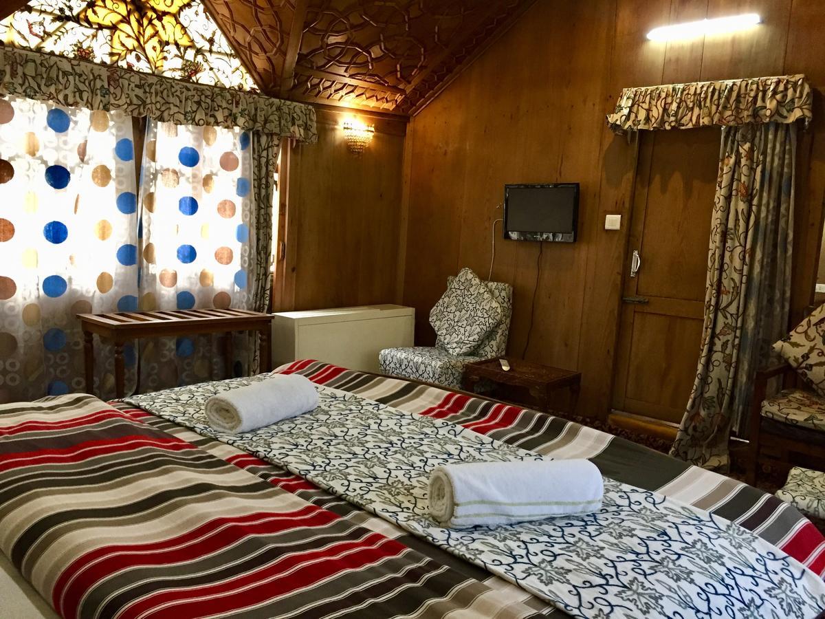 New Sea Palace Houseboats Srinagar  Bagian luar foto