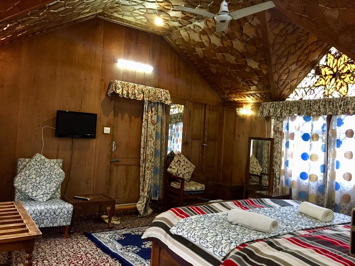 New Sea Palace Houseboats Srinagar  Bagian luar foto