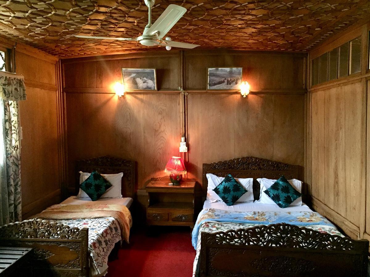 New Sea Palace Houseboats Srinagar  Bagian luar foto