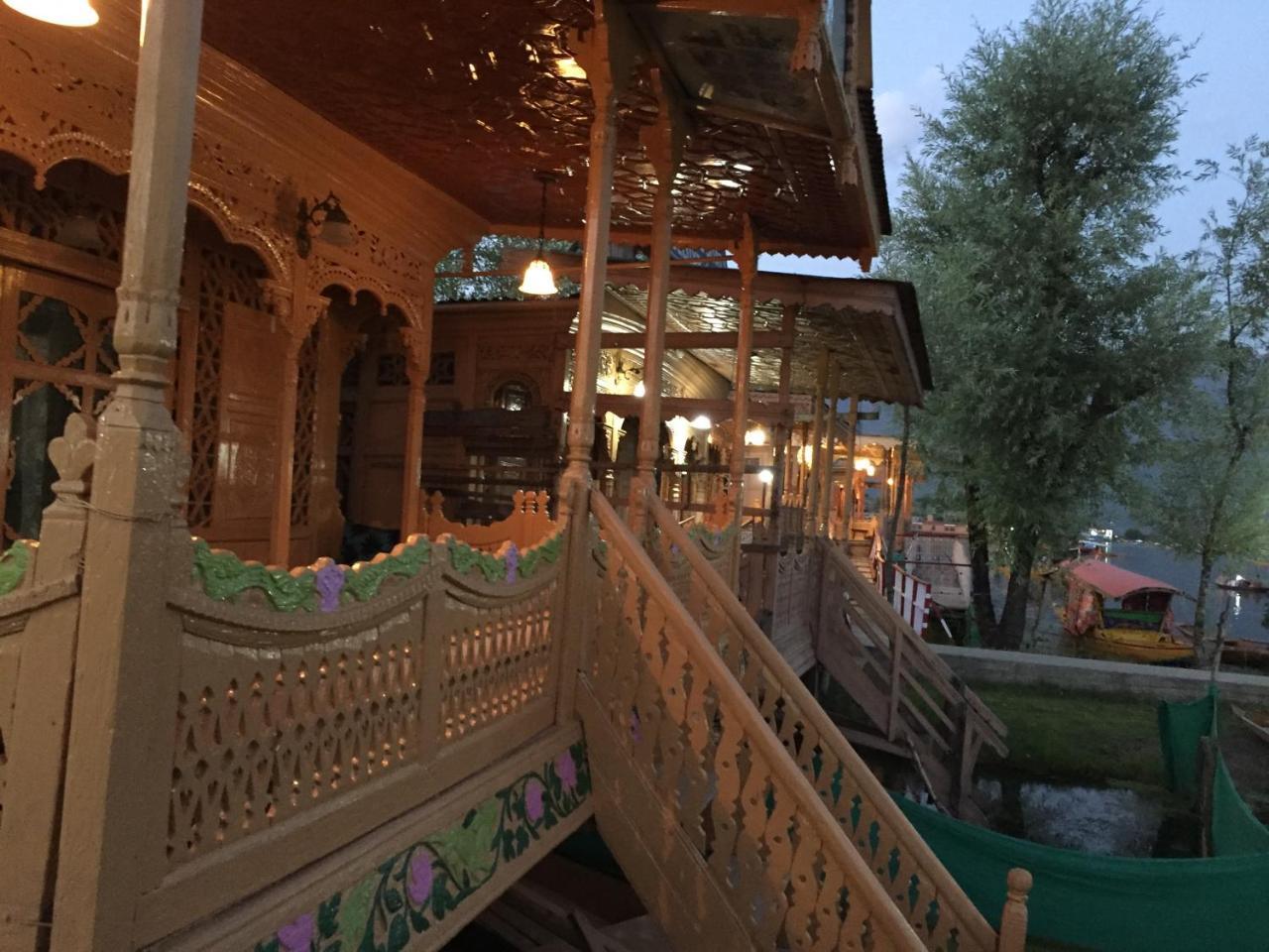 New Sea Palace Houseboats Srinagar  Bagian luar foto