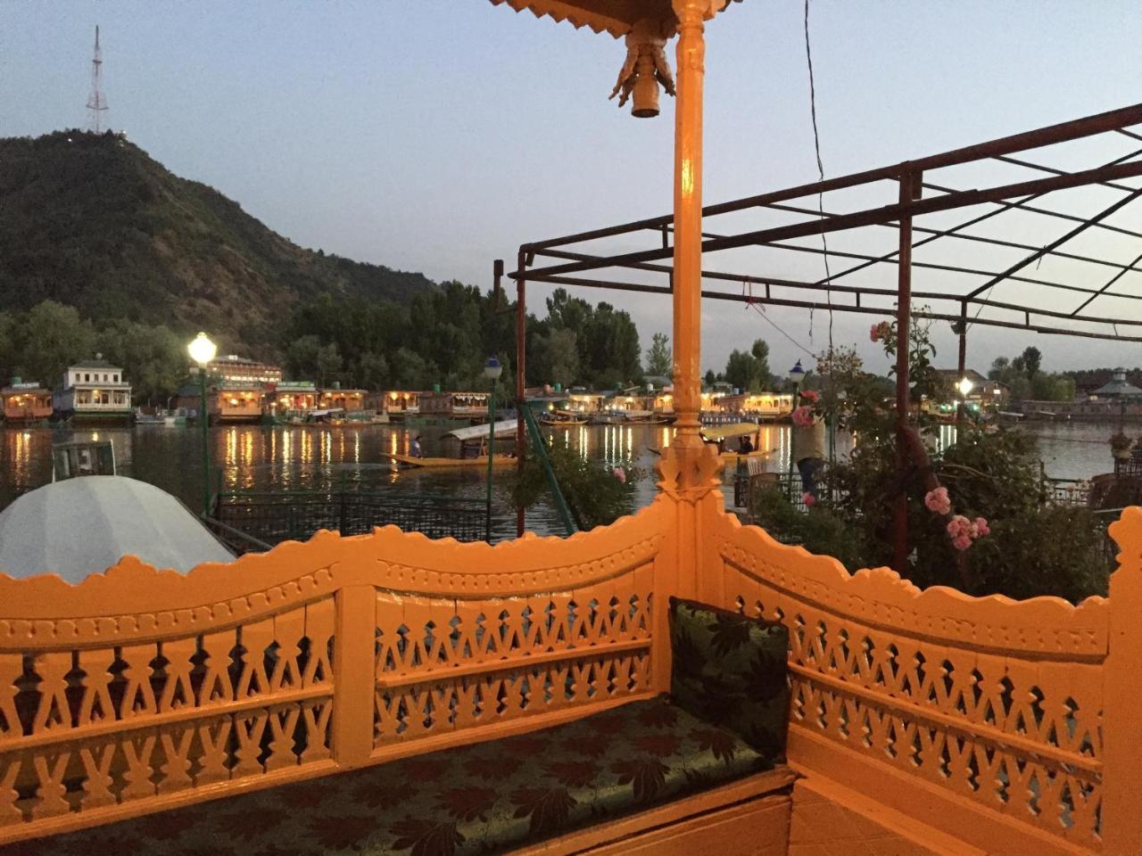 New Sea Palace Houseboats Srinagar  Bagian luar foto